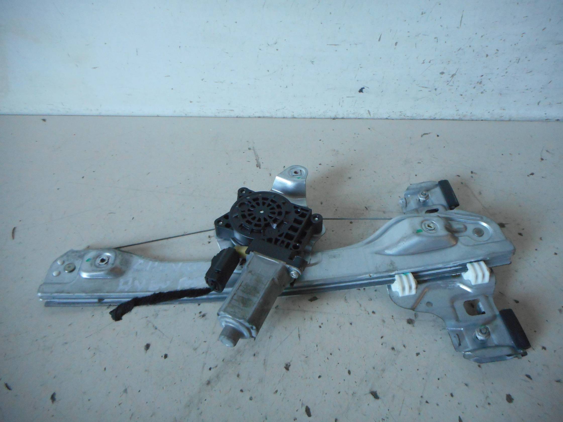 Alzacristallo elettr. porta post. dx.